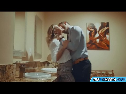 ❤️ Quando uma loira peituda o seduz em um banheiro público Porno em porno pt-br.tradeis.top